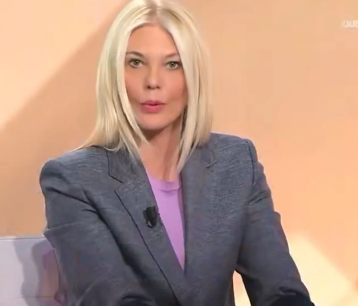 Eleonora Daniele in studio a Storie Italiane su Rai 1