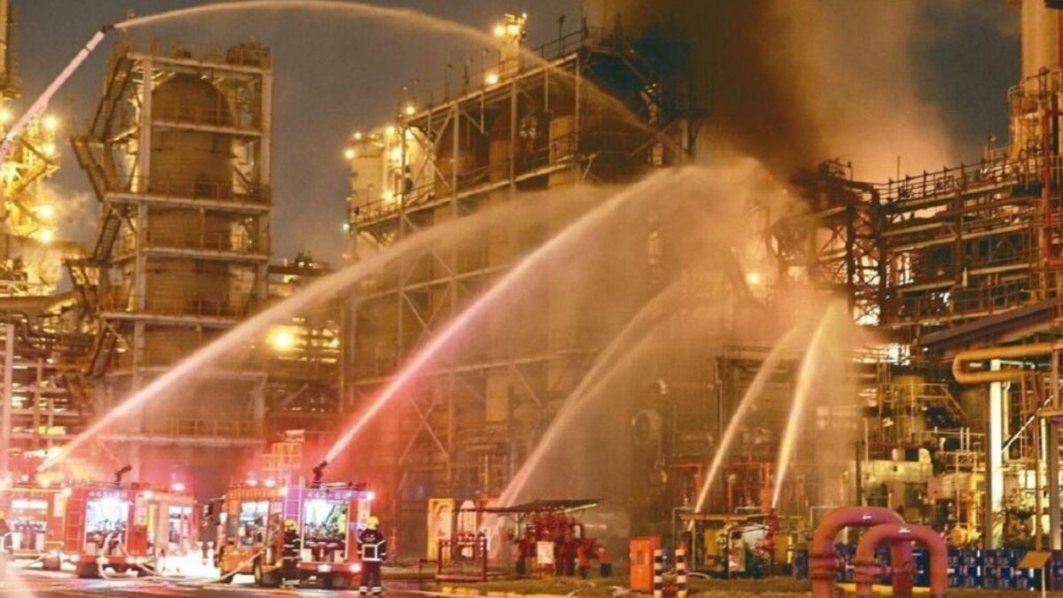 Spaventoso incendio alla raffineria: è allarme energetico nel Paese