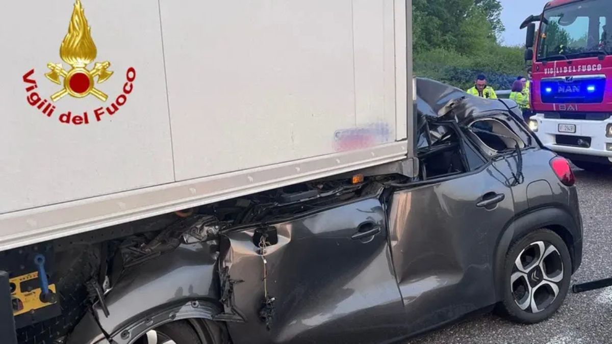 milano incidente sulla tangenziale ovest 66enne si schianta contro tir in sosta e muore ipotesi malore da Thesocialpost.it milano incidente sulla tangenziale ovest 66enne si schianta contro tir in sosta e muore ipotesi malore