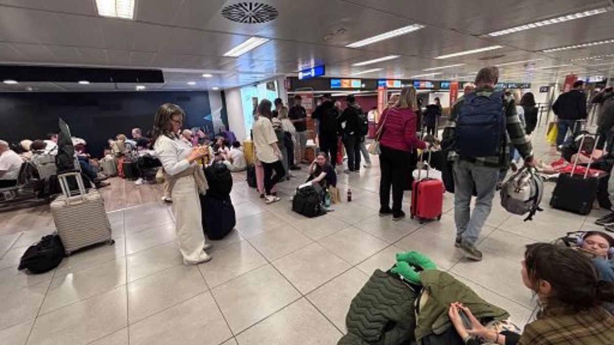 si sono sentiti male caos nell8217aeroporto italiano cosa succede a 100 passeggeri da Thesocialpost.it si sono sentiti male caos nell8217aeroporto italiano cosa succede a 100 passeggeri