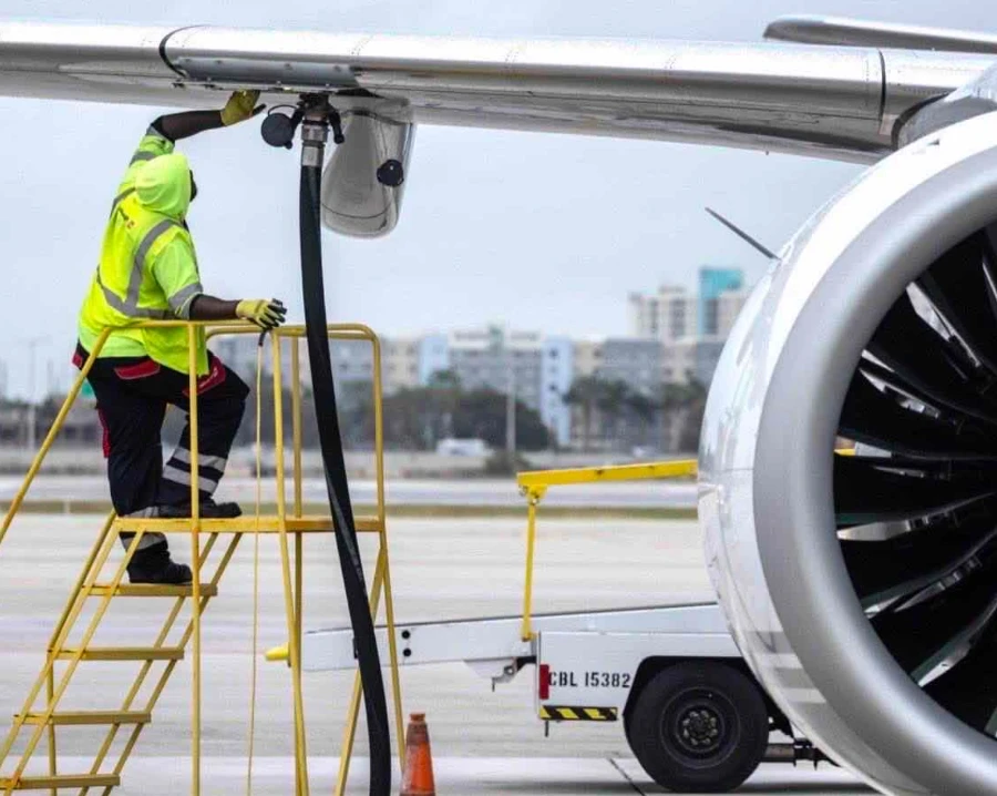 Aereo Ryanair sulla pista durante operazioni aeroportuali