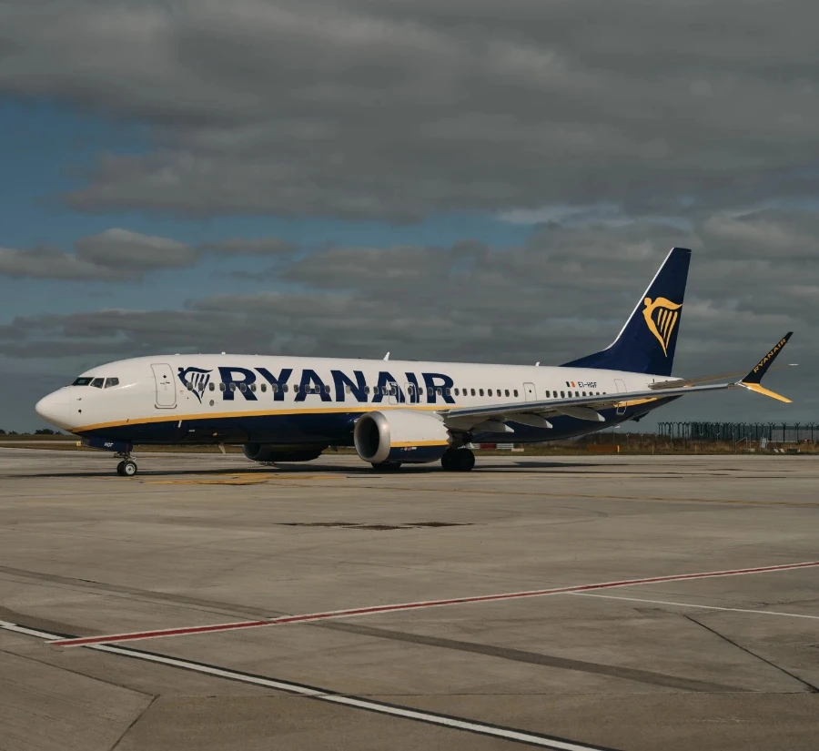 Passeggeri in aeroporto davanti ai gate e alle informazioni voli