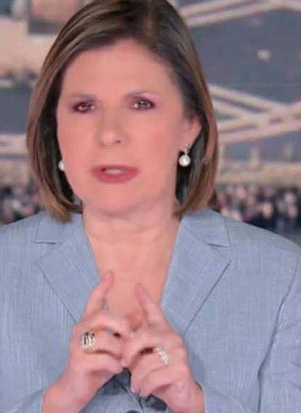 Bianca Berlinguer in studio a È sempre Cartabianca durante il collegamento con Mauro Corona