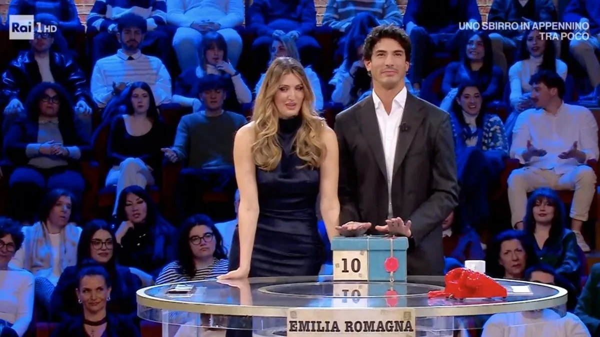 Stefano De Martino conduce Affari tuoi durante la puntata con Alberto ed Eleonora