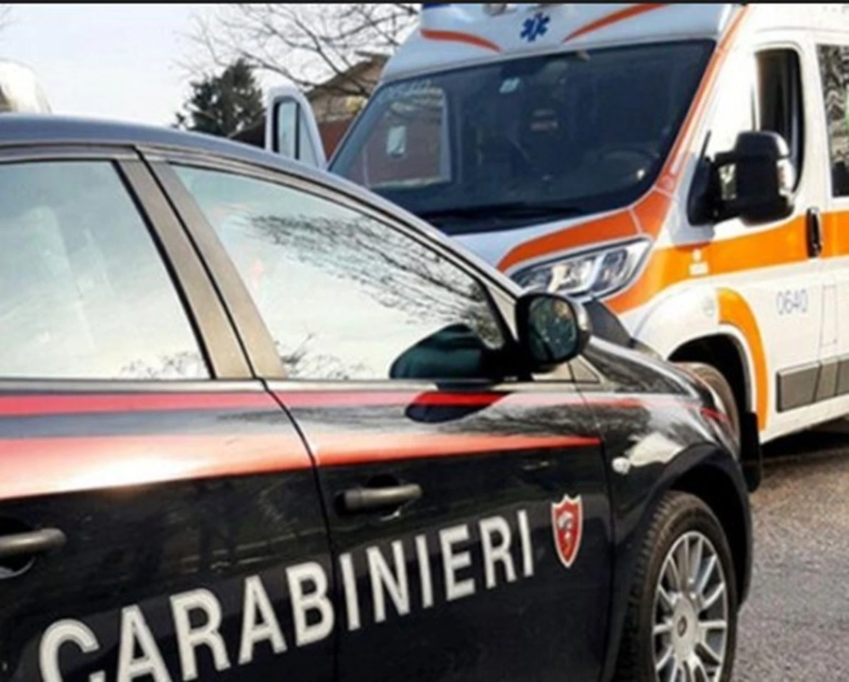 Dettaglio del luogo dell’incidente con danni alla struttura dopo lo schianto