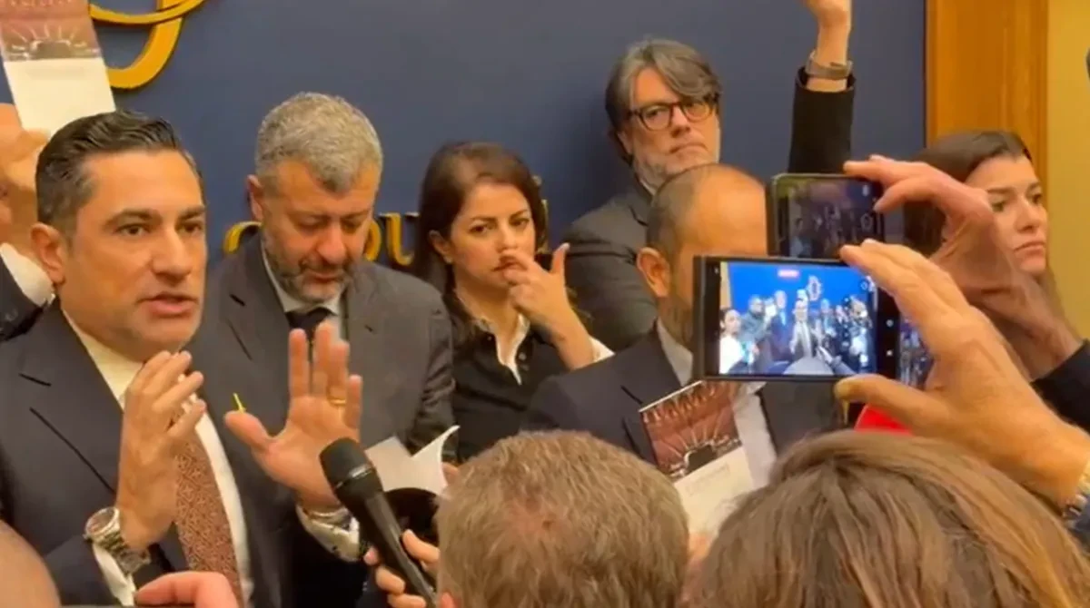 Camera, deputati delle opposizioni sospesi dopo la protesta in sala stampa