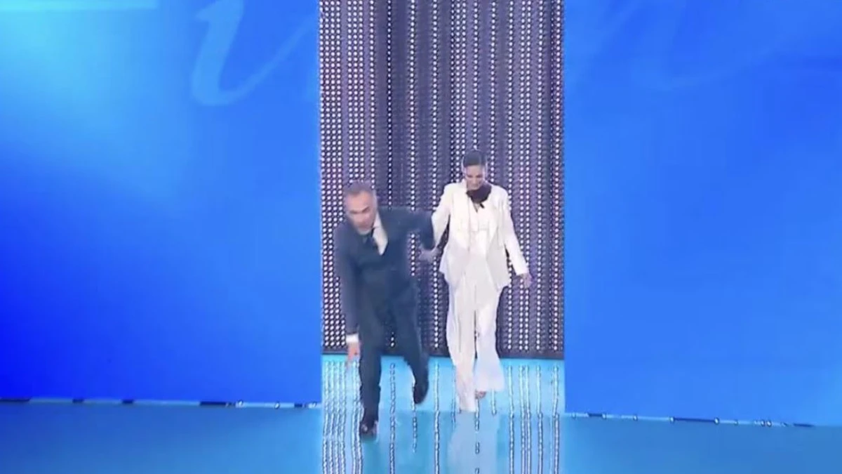 Domenica In, Massimiliano Gallo inciampa sul gradino all’ingresso dello studio: imprevisto in diretta