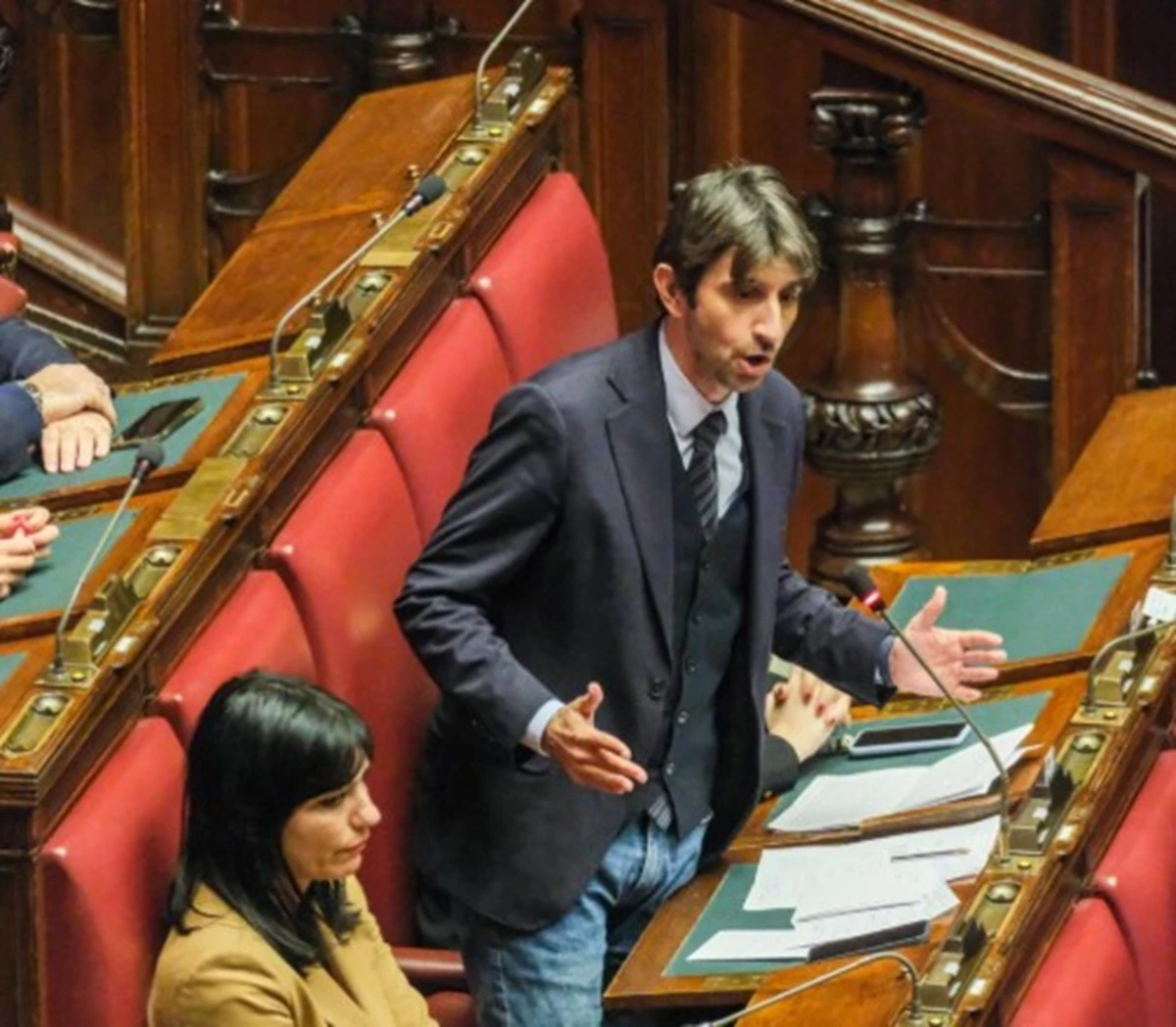 Giovanni Donzelli alla Camera durante l'intervento sulle minacce