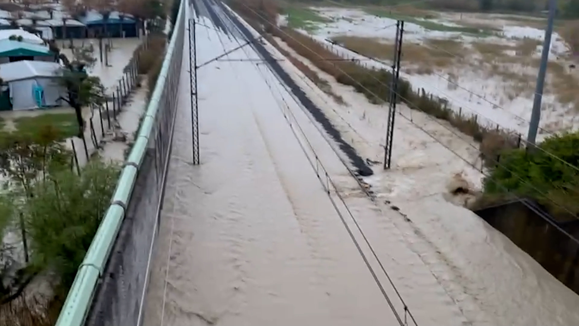 maltempo shock in italia esonda il fiume tutto paralizzato caos totale da Thesocialpost.it maltempo shock in italia esonda il fiume tutto paralizzato caos totale
