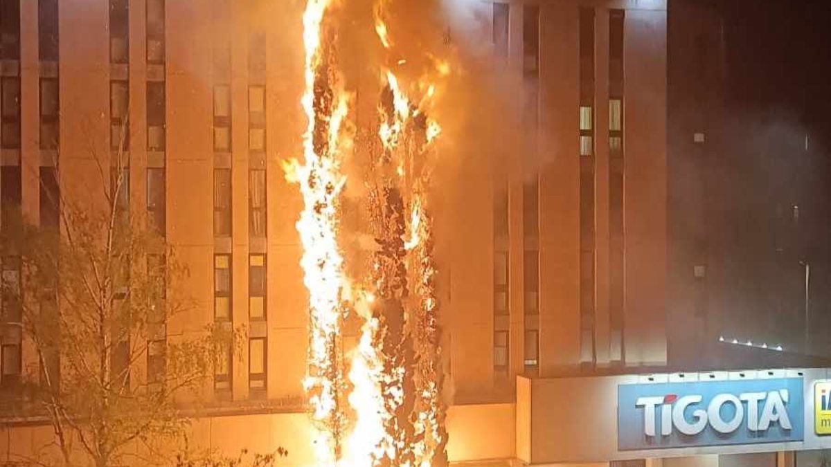 uscite tutti immediatamente terribile incendio in italia davanti all8217albergo dramma enorme da Thesocialpost.it uscite tutti immediatamente terribile incendio in italia davanti all8217albergo dramma enorme