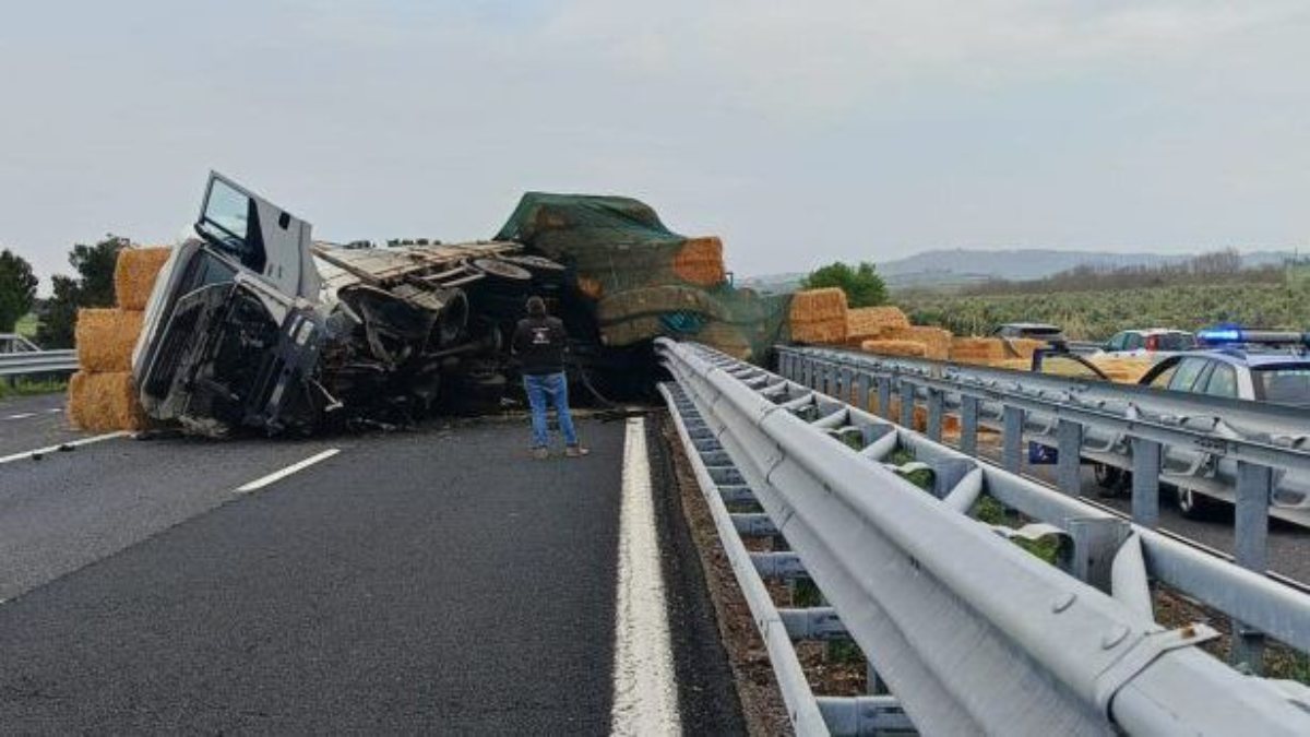 spaventoso incidente in italia tir si ribalta tutto bloccato code infinite da Thesocialpost.it spaventoso incidente in italia tir si ribalta tutto bloccato code infinite
