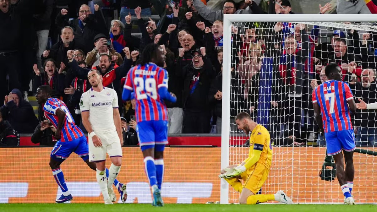 crystal palace fiorentina arbitro costretto a fermare il gioco cosa hanno lanciato in campo da Thesocialpost.it crystal palace fiorentina arbitro costretto a fermare il gioco cosa hanno lanciato in campo