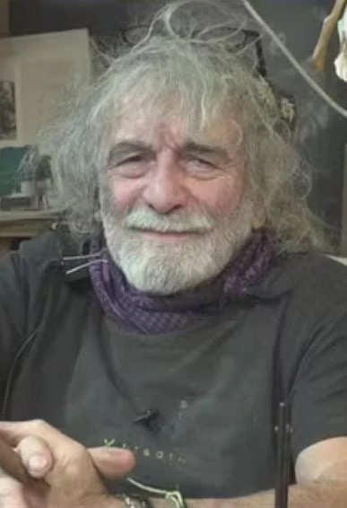 Mauro Corona durante un collegamento televisivo a È sempre Cartabianca