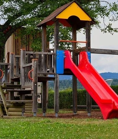 Parco giochi negli Stati Uniti, contesto generico legato alla vita quotidiana di una bambina