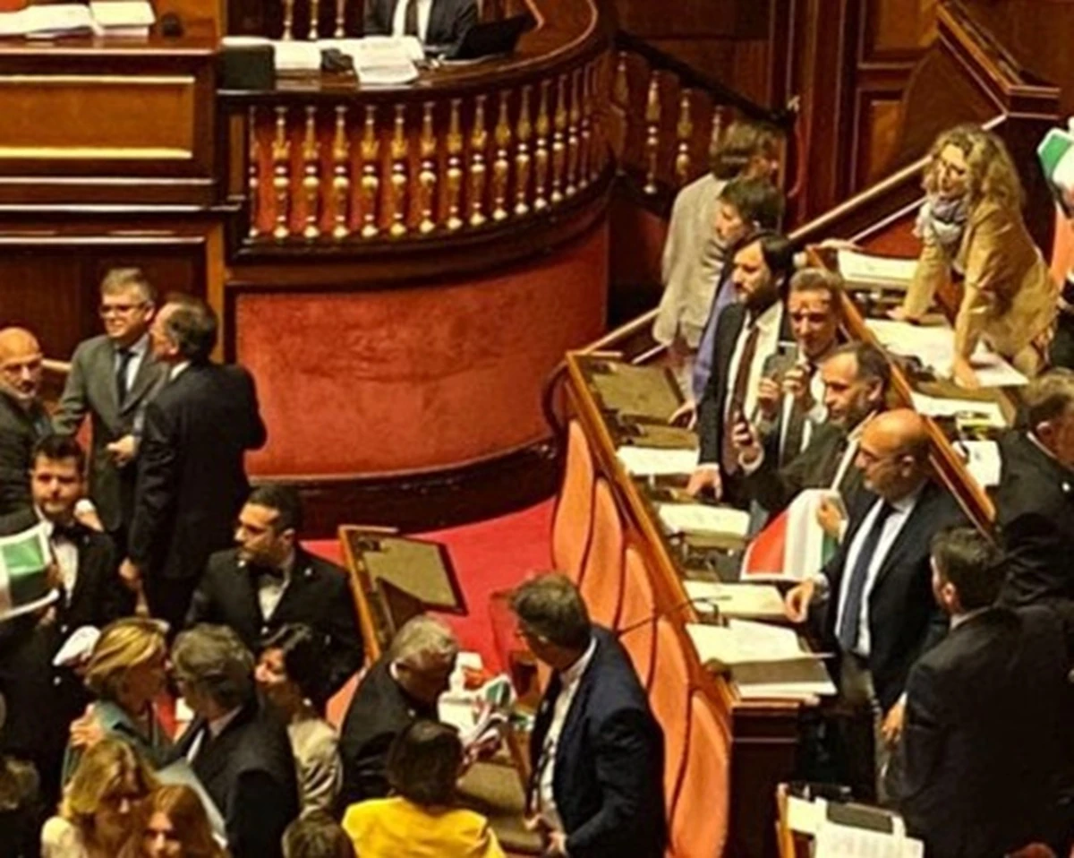Banchi dell'opposizione alla Camera durante il dibattito