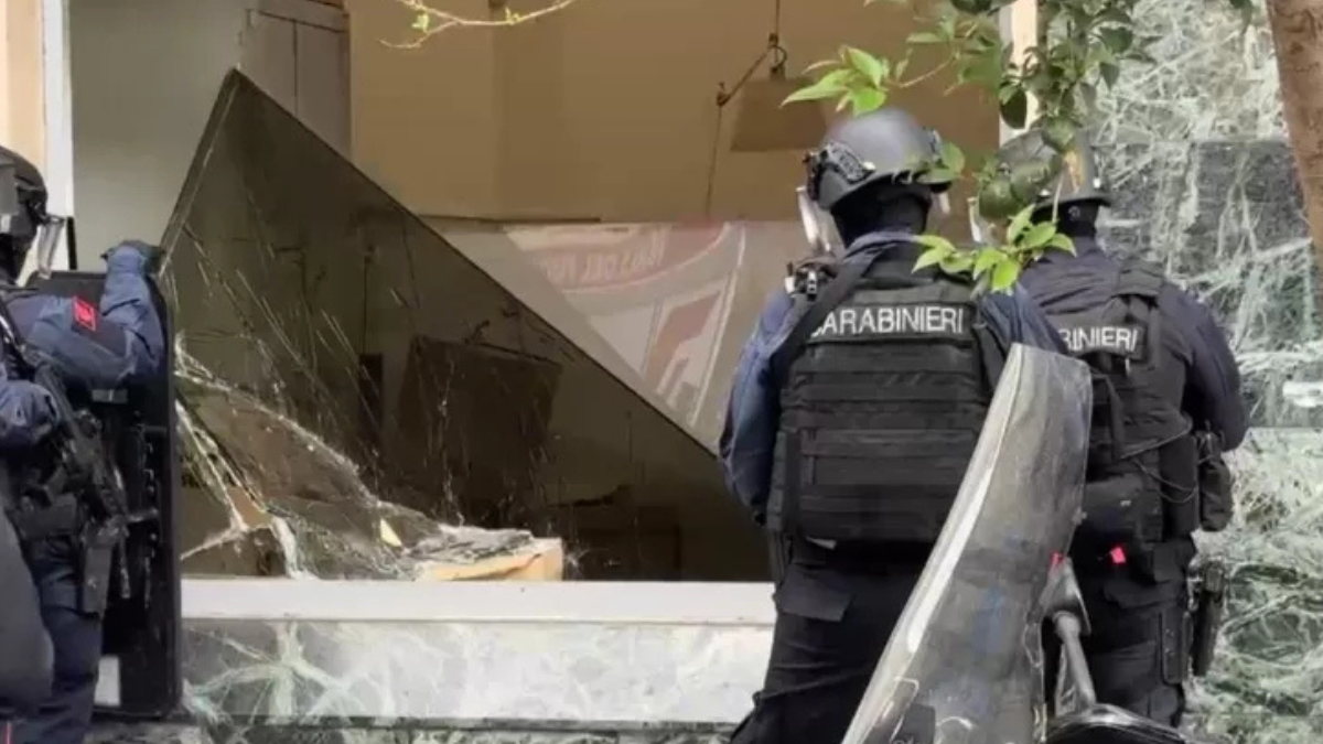 rapina a napoli disperazione e lacrime dei parenti degli ostaggi mio marito e le figlie l236 dentro da Thesocialpost.it rapina a napoli disperazione e lacrime dei parenti degli ostaggi mio marito e le figlie l236 dentro