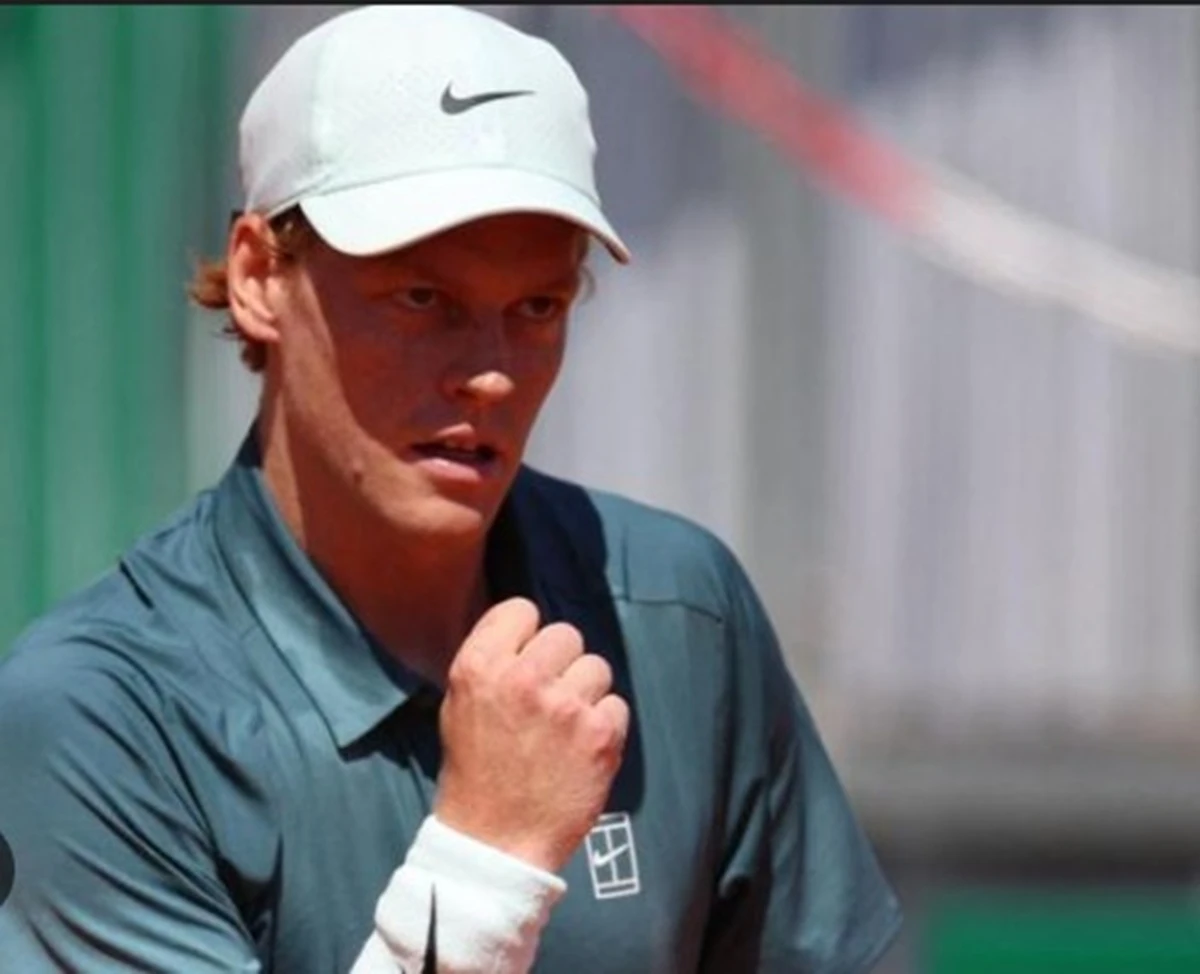 Jannik Sinner in azione contro Tomas Machac a Monte Carlo