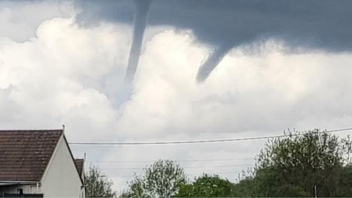 Due Vortici Gemelli Nel Cielo Raro Fenomeno Meteorologico Fanno Due Vortici Gemelli Nel Cielo Raro Fenomeno Meteorologico Fanno