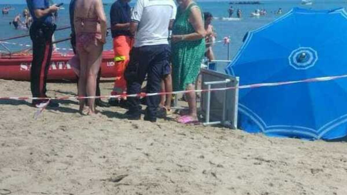 tragedia in spiaggia donna muore sotto gli occhi di tutti urla disperate da Thesocialpost.it tragedia in spiaggia donna muore sotto gli occhi di tutti urla disperate