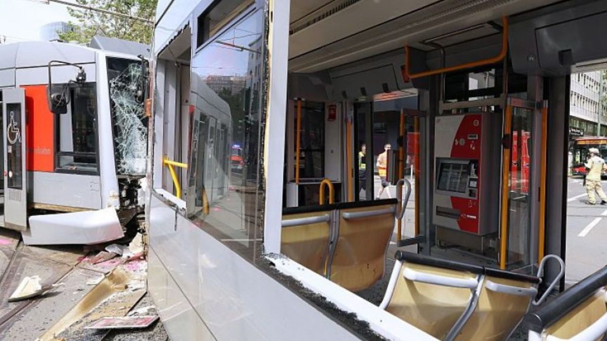 scontro tra tram almeno 50 feriti cinque sono gravi da Thesocialpost.it scontro tra tram almeno 50 feriti cinque sono gravi