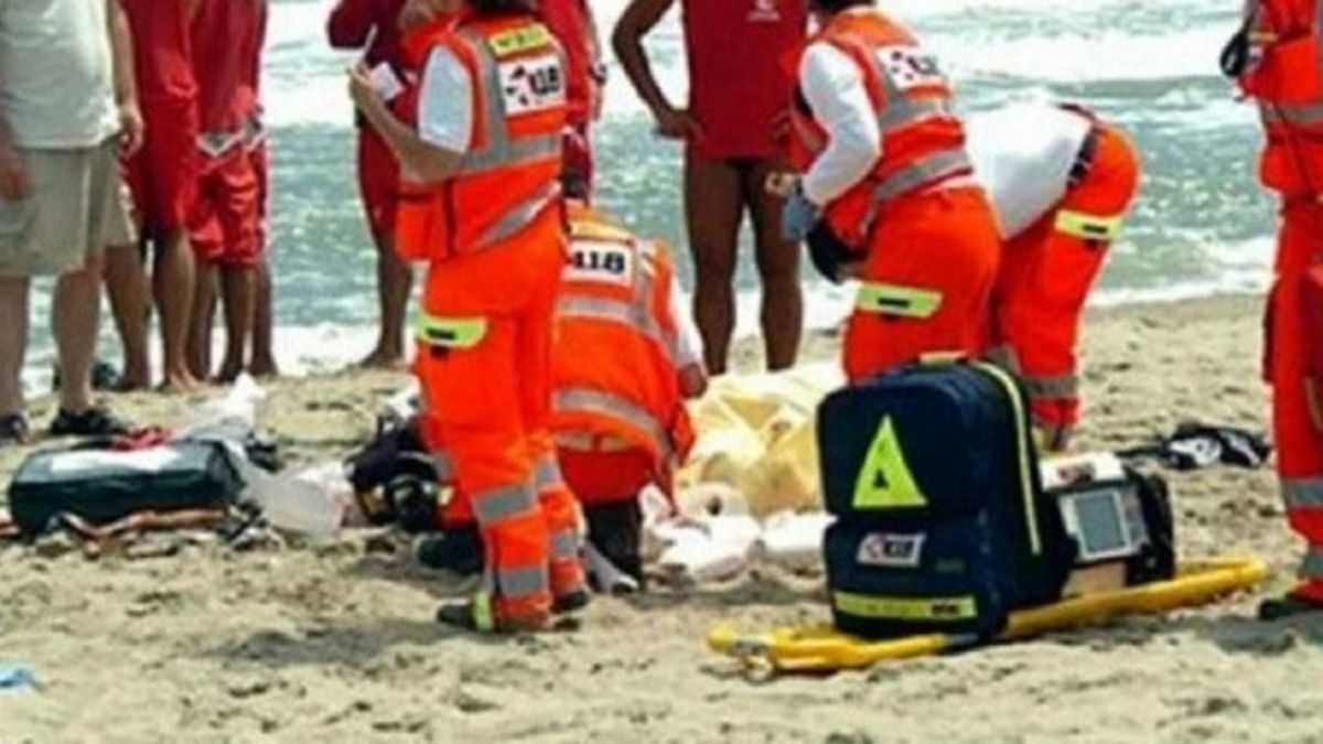 dramma al mare enrico poretto muore in spiaggia tragedia infinita da Thesocialpost.it dramma al mare enrico poretto muore in spiaggia tragedia infinita