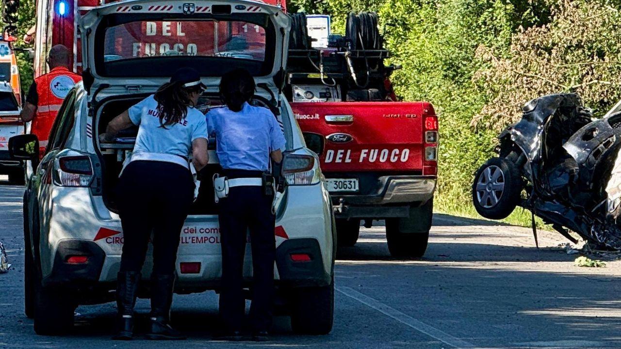 tragedia in strada auto si cappotta completamente muore cos236 da Thesocialpost.it tragedia in strada auto si cappotta completamente muore cos236