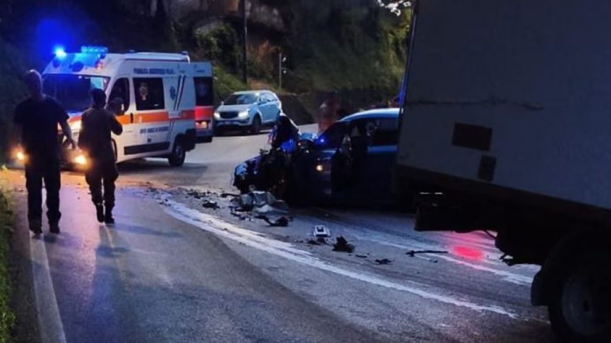 auto contro furgone frontale spaventoso in italia traffico paralizzato e strada chiusa da Thesocialpost.it auto contro furgone frontale spaventoso in italia traffico paralizzato e strada chiusa