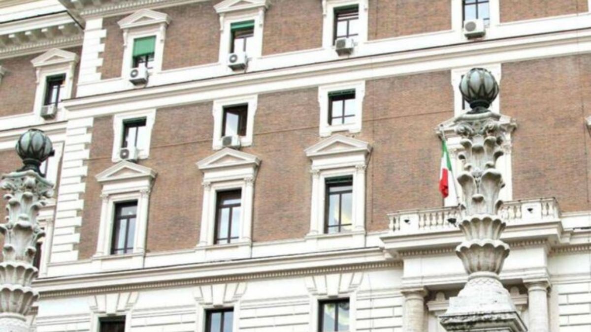 morto sul colpo tragedia al ministero italiano il volo spaventoso scena agghiacciante da Thesocialpost.it morto sul colpo tragedia al ministero italiano il volo spaventoso scena agghiacciante