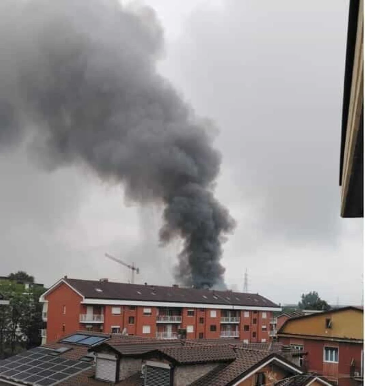Incendio a Settimo Torinese: colonna di fumo nero visibile a chilometri