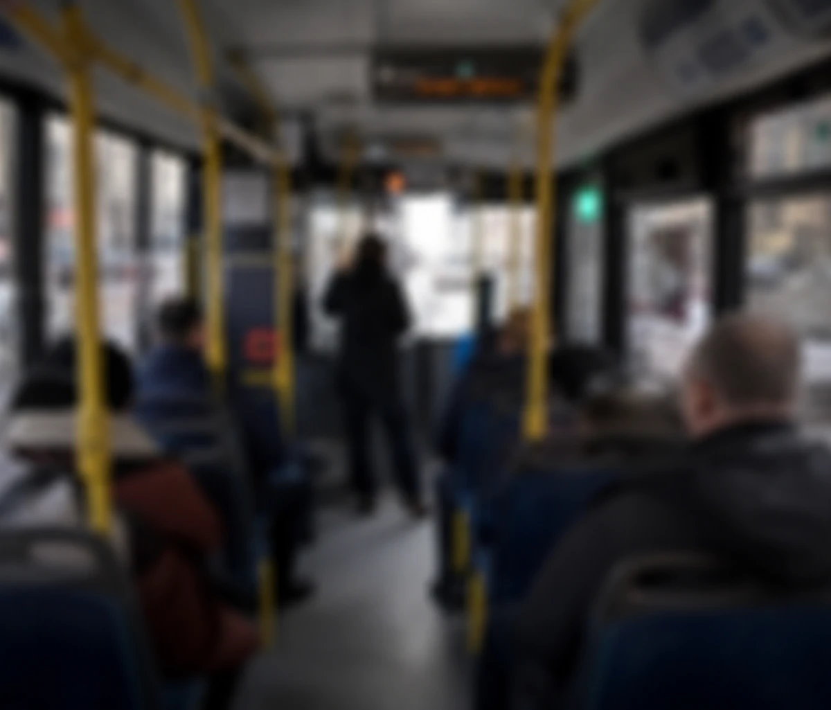 Immagine simbolica di una lite su un autobus di linea