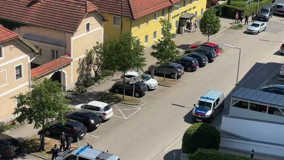 Auto delle forze dell'ordine e scena di emergenza dopo una sparatoria