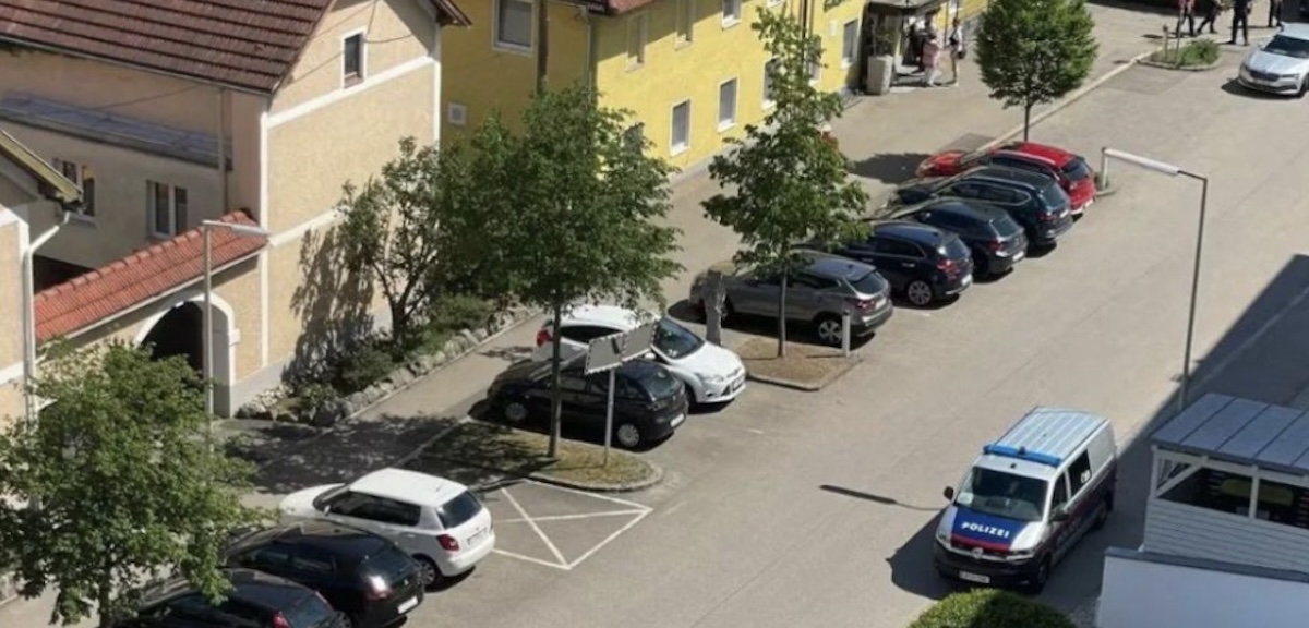 lo ha fatto davvero va al ristorante con moglie e figlia poi esplode la follia da Thesocialpost.it lo ha fatto davvero va al ristorante con moglie e figlia poi esplode la follia