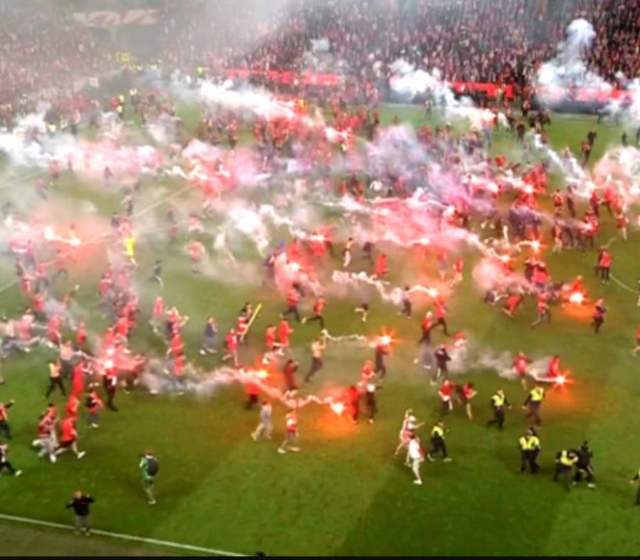 Momenti di tensione e fumogeni durante l'invasione di campo nel derby di Praga