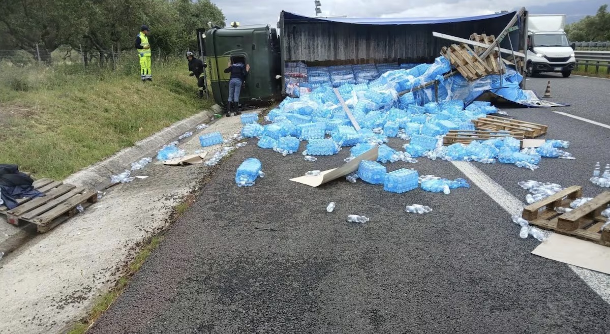 tir si ribalta centinaia di bottiglie di plastica invadono l8217autostrada terribile incidente da Thesocialpost.it tir si ribalta centinaia di bottiglie di plastica invadono l8217autostrada terribile incidente
