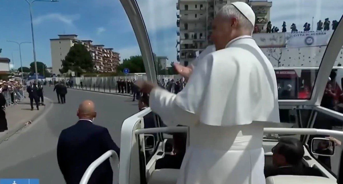 Papa Leone XIV durante un'apparizione pubblica: frame del video virale