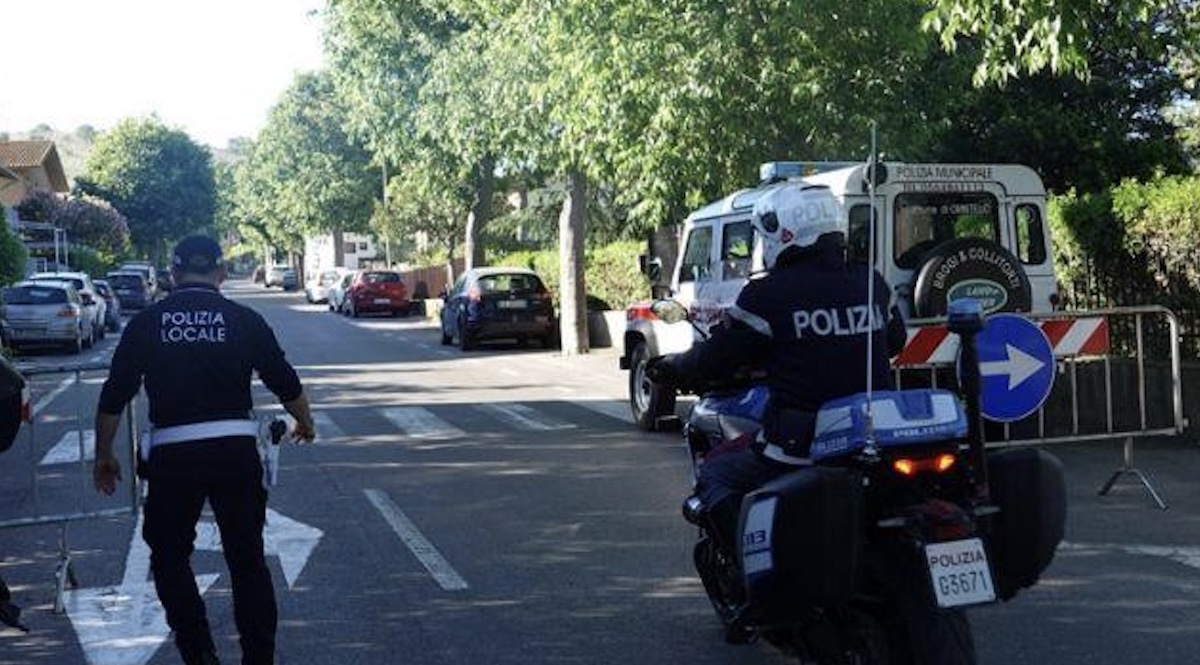 c8217232 una bomba italia in azione gli artificieri strade chiuse e treni fermi da Thesocialpost.it c8217232 una bomba italia in azione gli artificieri strade chiuse e treni fermi
