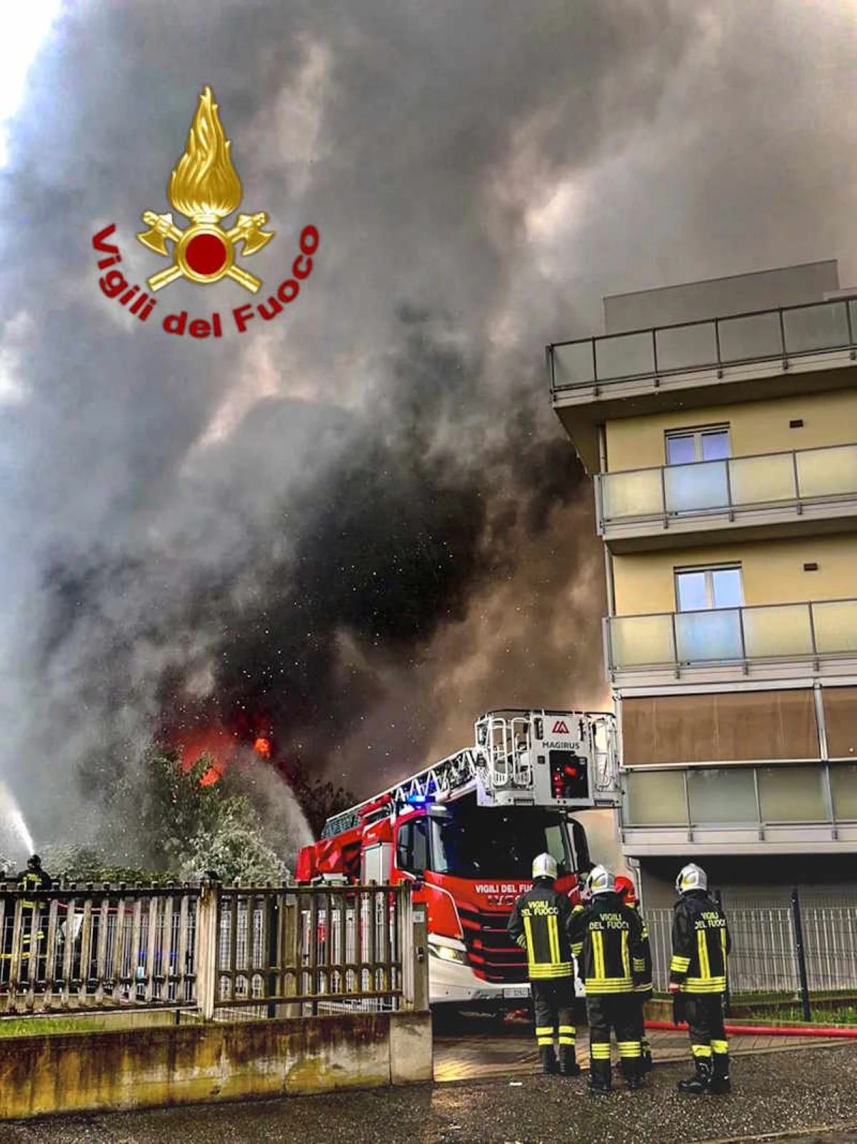Vigili del fuoco al lavoro durante l'incendio in via Ceres