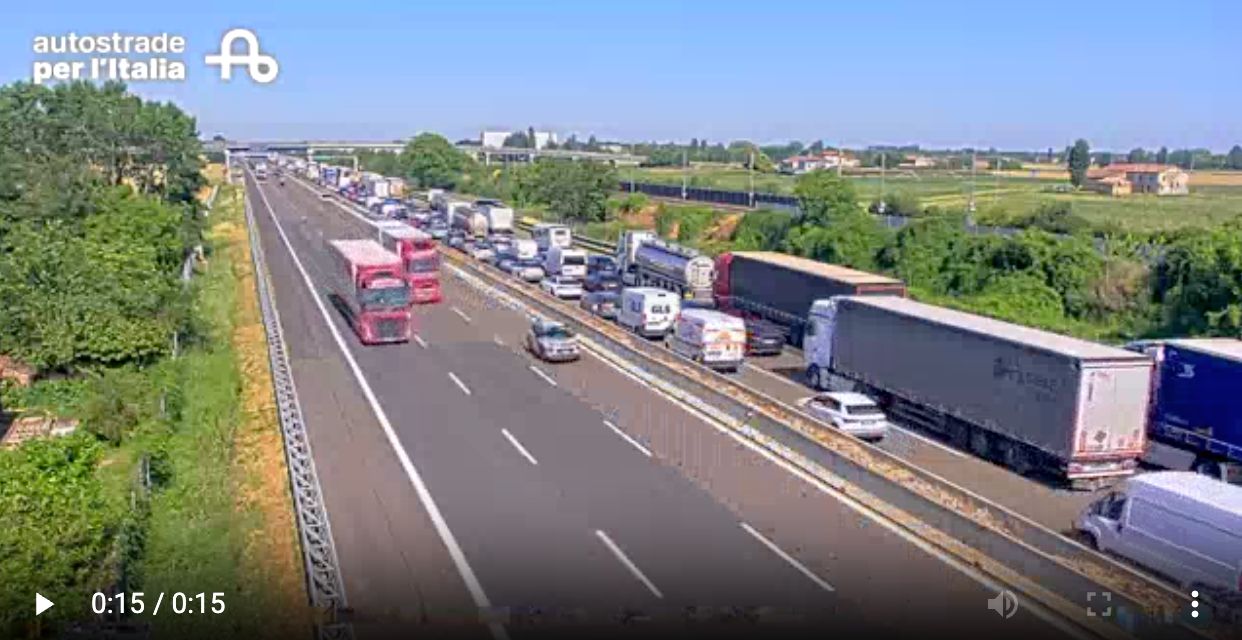 terribile schianto in italia groviglio di lamiere autostrada tutta bloccata da Thesocialpost.it terribile schianto in italia groviglio di lamiere autostrada tutta bloccata
