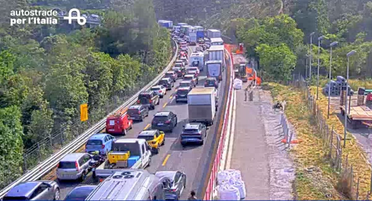 grave incidente in autostrada scoppia il caos code lunghissime tutto bloccato da Thesocialpost.it grave incidente in autostrada scoppia il caos code lunghissime tutto bloccato