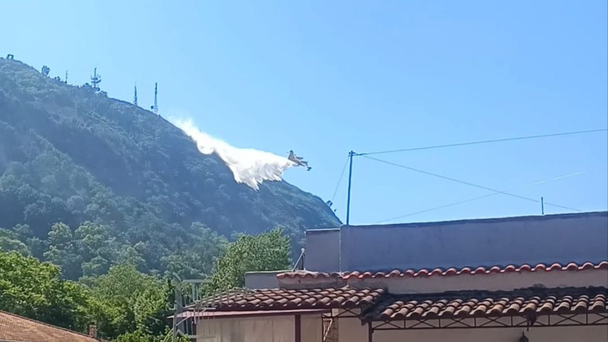 sta bruciando tutto vasto incendio in italia canadair in azione per spegnare le fiamme da Thesocialpost.it sta bruciando tutto vasto incendio in italia canadair in azione per spegnare le fiamme