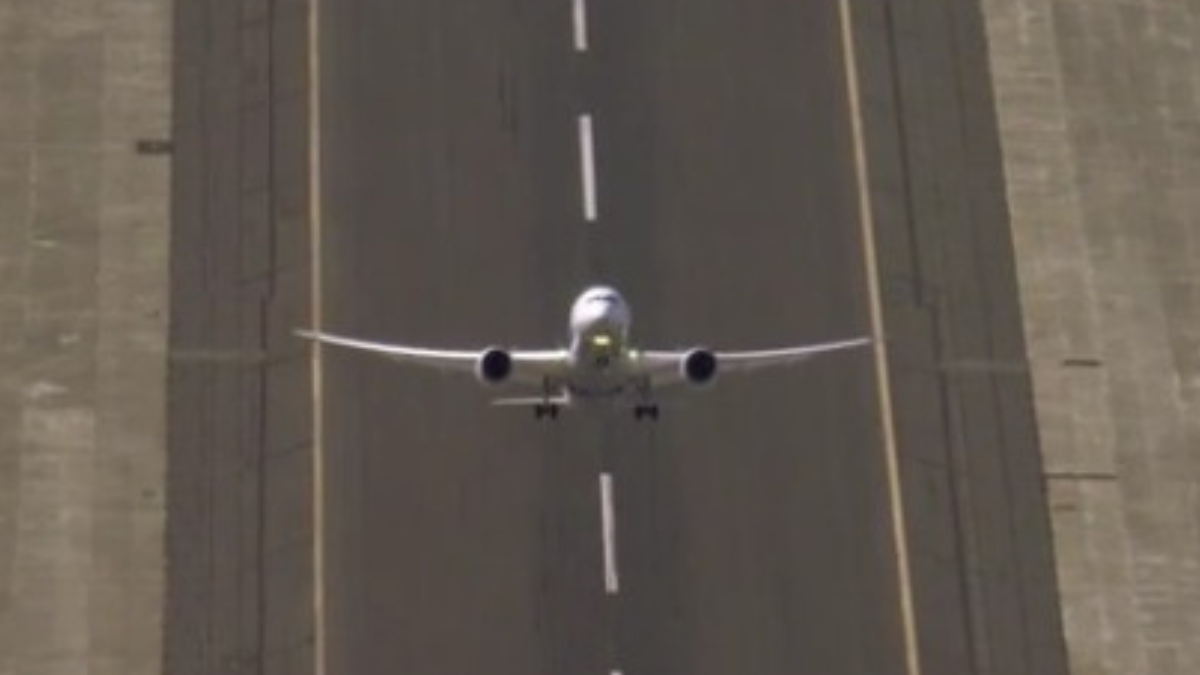 paura in volo aereo perde il controllo dopo il decollo 135 persone a bordo da Thesocialpost.it paura in volo aereo perde il controllo dopo il decollo 135 persone a bordo