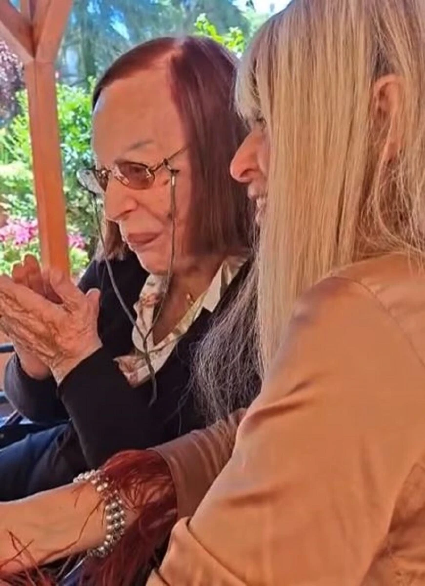 Alessandra Mussolini e la madre Maria Scicolone: abbraccio e commozione