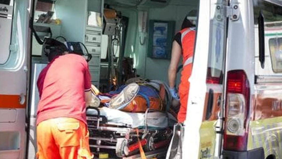 roma violento schianto tra auto e moto morto uomo di 52 anni da Thesocialpost.it roma violento schianto tra auto e moto morto uomo di 52 anni