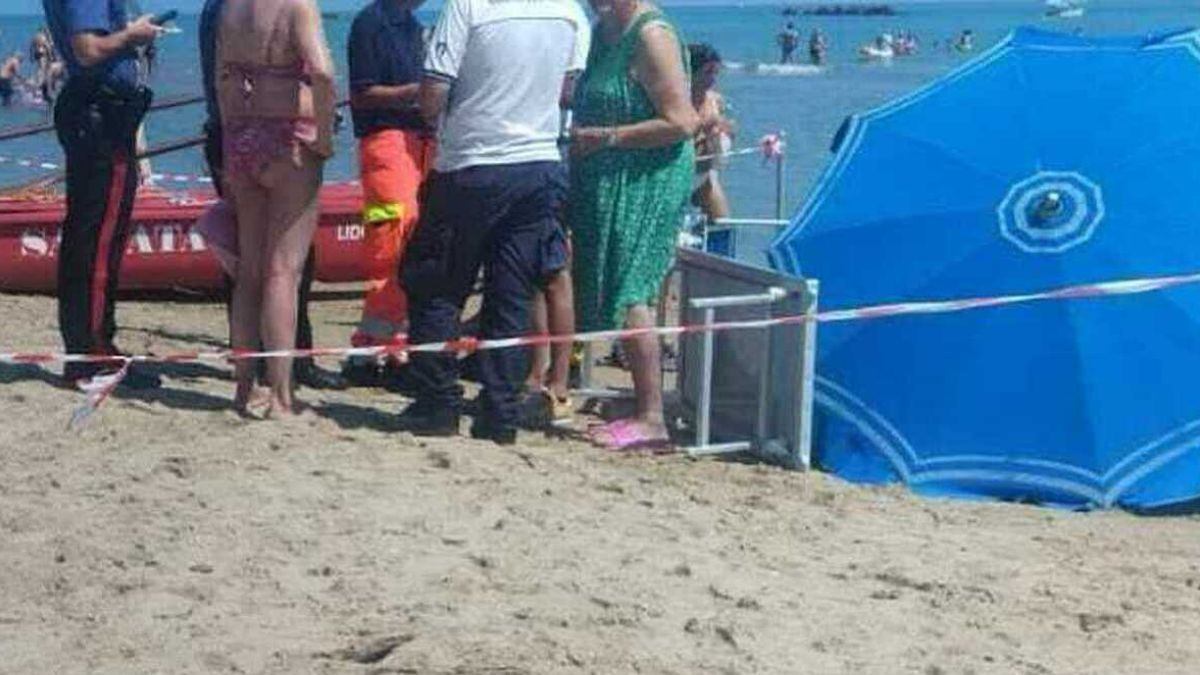 il malore improvviso davanti alla moglie tragedia in spiaggia in italia agghiacciante da Thesocialpost.it il malore improvviso davanti alla moglie tragedia in spiaggia in italia agghiacciante