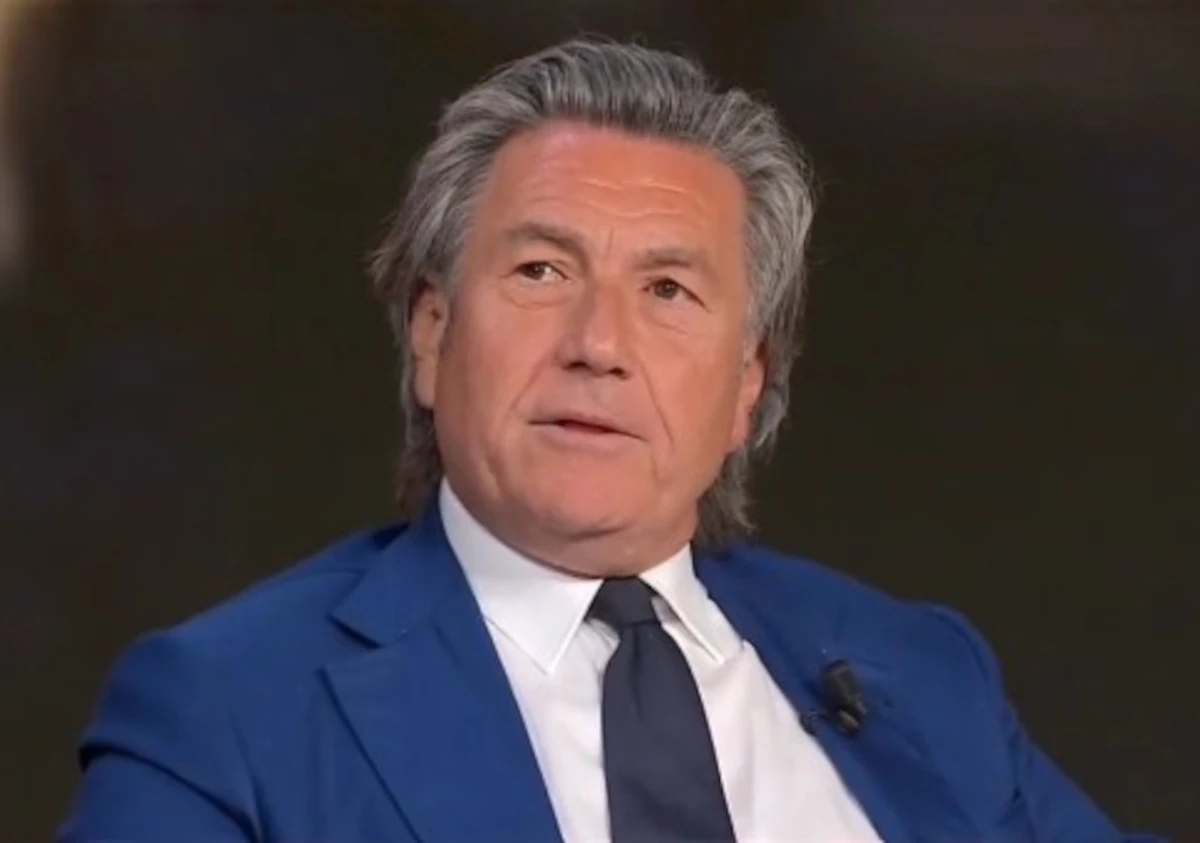 De Rensis in studio mentre discute del caso Garlasco