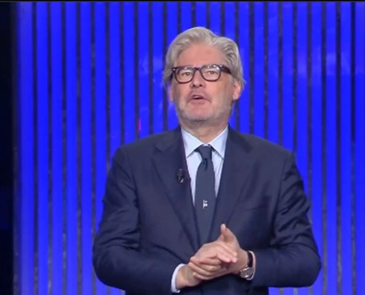 Paolo Del Debbio in studio durante Dritto e Rovescio