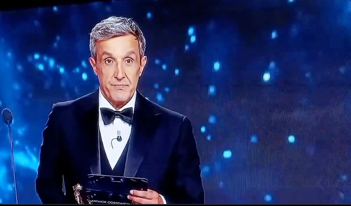 Flavio Insinna sul palco dei David di Donatello durante la conduzione