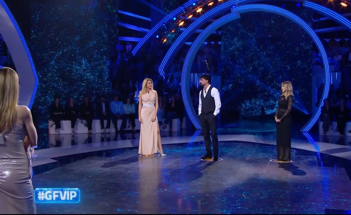 Raimondo Todaro in studio al GF Vip si avvicina a Ilary Blasi