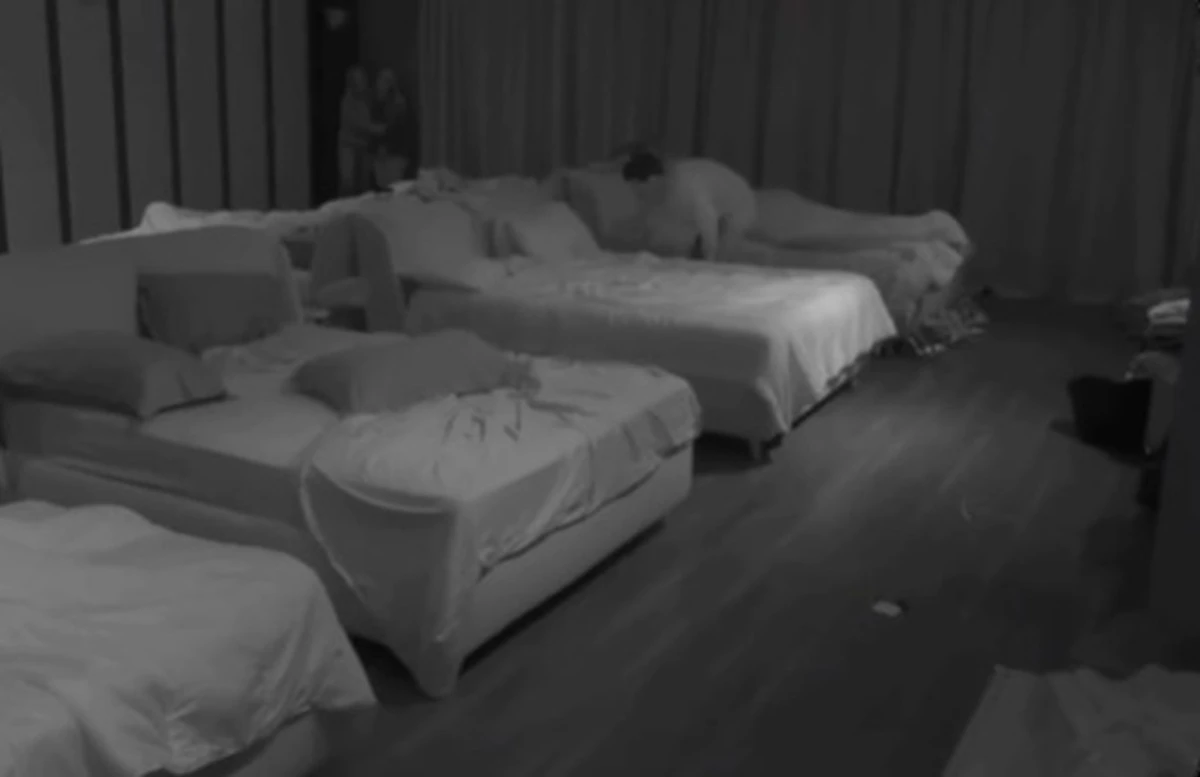 Grande fratello vip, scena notturna in camera da letto