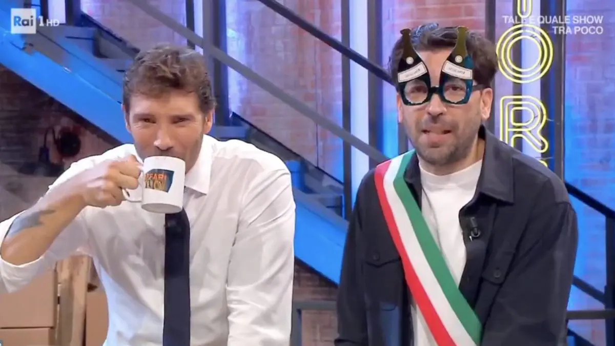 affari tuoi imprevisto in studio con herbert ballerina cola tutto pubblico impazzisce da Thesocialpost.it affari tuoi imprevisto in studio con herbert ballerina cola tutto pubblico impazzisce